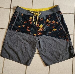 Oakley Mens Board Swim Trunks like new